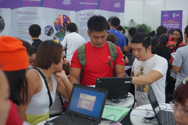 Members of Public signing up to be volunteers for the SEA Games
